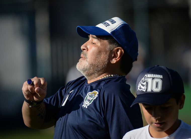 FOTO: Gimnasia le renovó el contrato a Maradona hasta 2021.