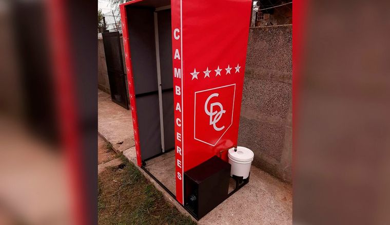 La cabina desinfectante que instaló Cambaceres en su estadio.