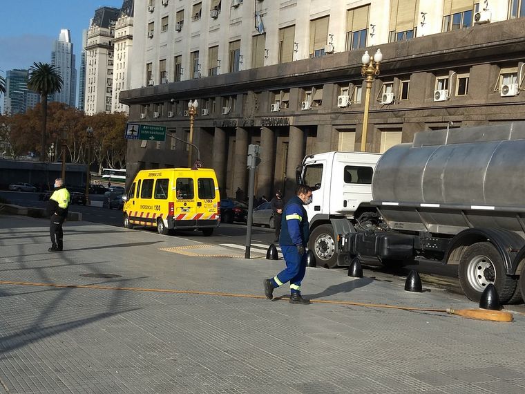 Evacuaron el Ministerio de Economía por una pérdida de gas (Foto: @FabianWaldman)