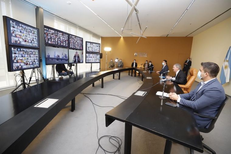 El gobernador de Córdoba se reunió por videoconferencia con los intendentes.