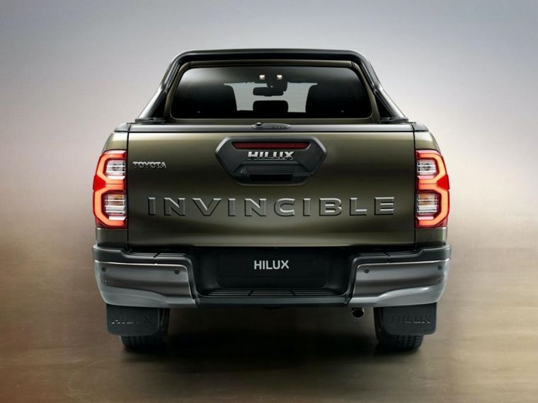 El portón trasero y los costados de alta gama llevan el nombre de la versión