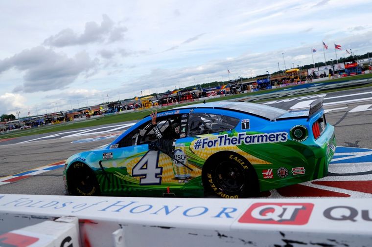 Harvick y toda la experiencia para ganar en una pista con gran desgaste de gomas