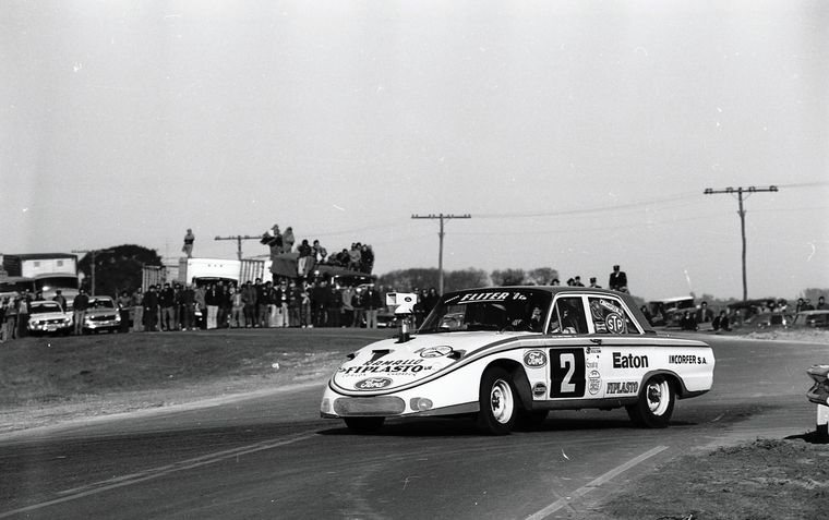 FOTO: El Ford del Campeón Héctor Luis Gradassi en la rotonda de Pergamino 1975.