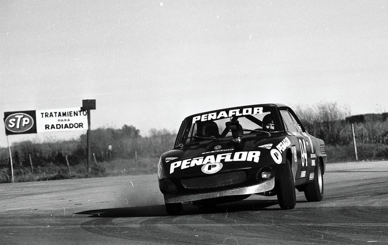 FOTO: Marincovich y su Chevrolet, líder hasta la vuelta 4 en Pergamino 1975