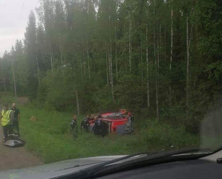 FOTO: Neuville probaba el Hyundai en Finlandia pero lo destrozó en un despiste
