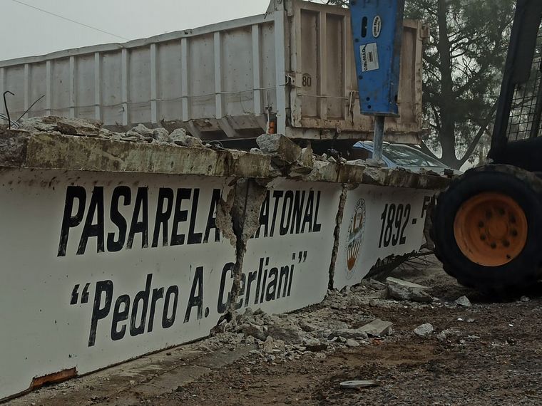 FOTO: Un camión chocó contra un puente peatonal en Fray Luis Beltrán