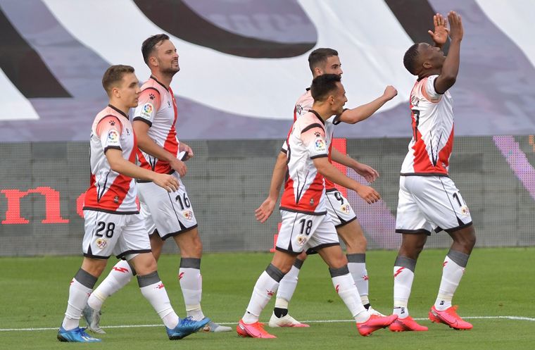 Rayo Vallecano inauguró la vuelta del fútbol en España con un triunfo.
