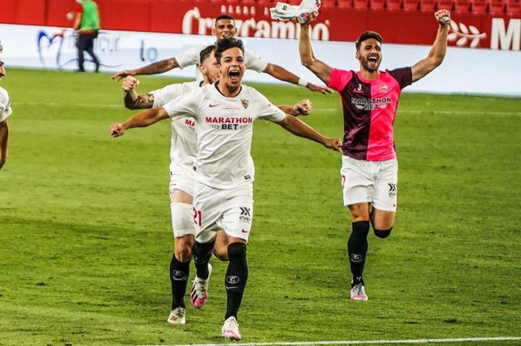 Sevilla superó al Betis en el clásico en el regreso del fútbol.