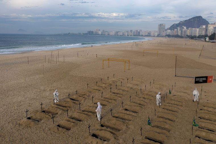 Impactante: cavan tumbas en la playa de Copacabana en Río ...