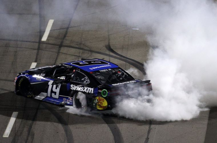 Truex Jr. festejando con trompos su primera victoria del año, en Martinsville
