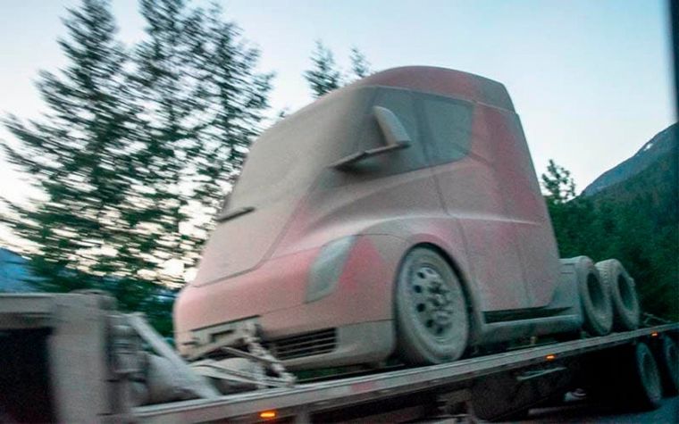Un Tesla Semi es captado al regreso de una prueba en Alaska