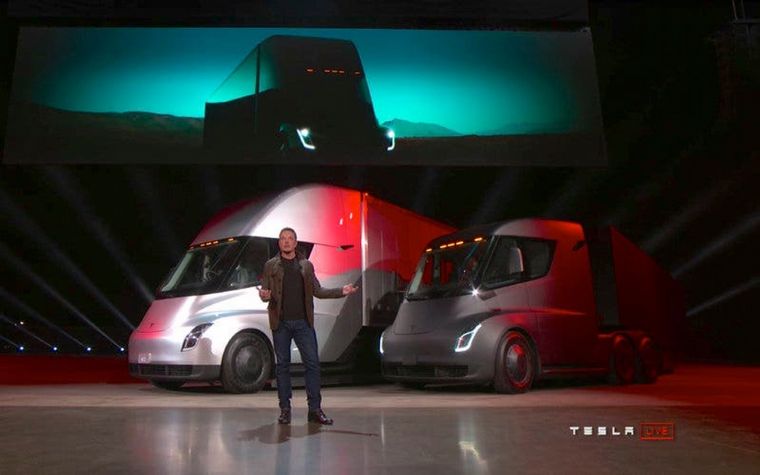 Elon Musk, CEO de Tesla, presentando su Semi en 2017