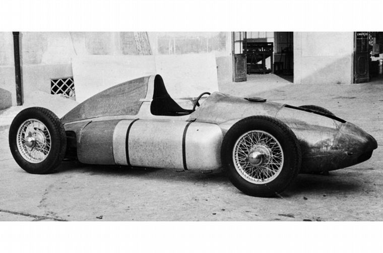 FOTO: Para independizarse, hizo el "auto del pueblo" que le pidió Hitler