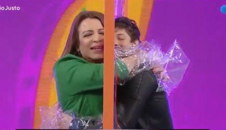 Lizy Tagliani y Leo Alturria se abrazaron en TV.