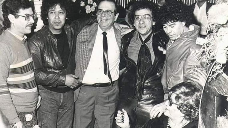 La Mona Jiménez junto a Eduardo gelfo y otras figuras del cuarteto.