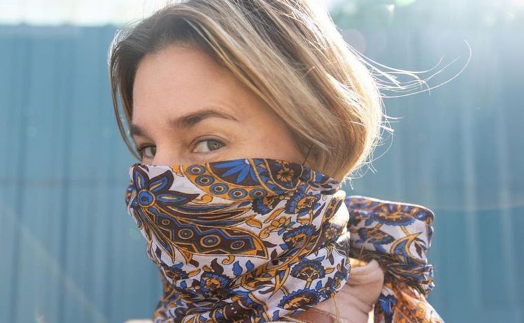 Dolores Barreiro creó una línea de pañuelos tapabocas.