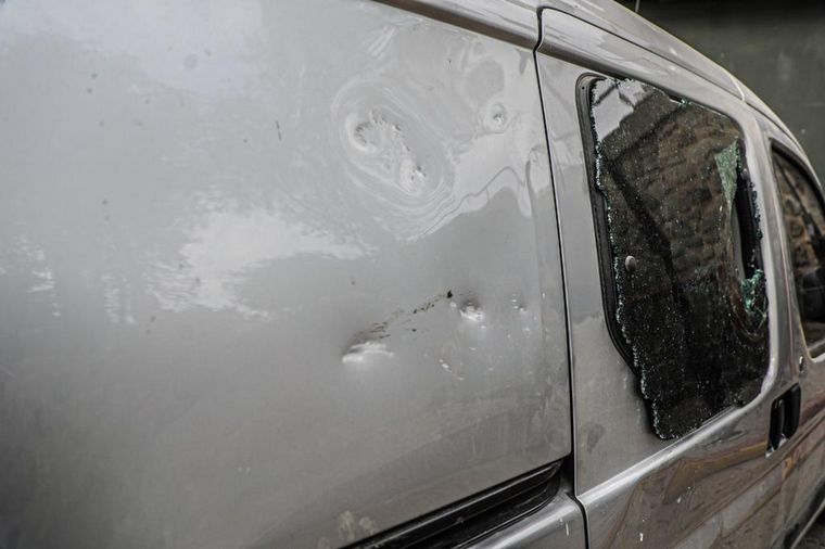 Así quedó el Citroën Berlingo atacado a pedradas.