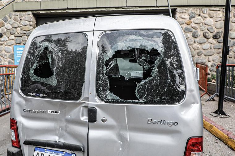 FOTO: Así quedó el Citroën Berlingo atacado a pedradas.