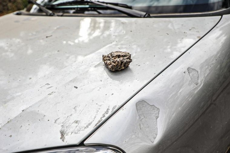 FOTO: Así quedó el Citroën Berlingo atacado a pedradas. 