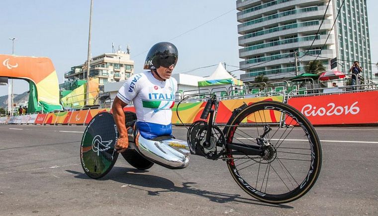 Zanardi participa de una exhibición con otros 50 atletas italianos