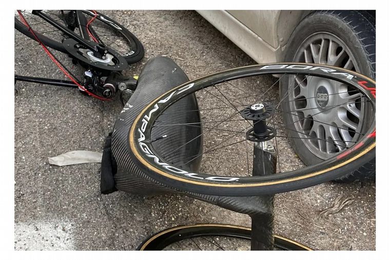 El triciclo de mano de competición de Zanardi, luego del impacto con un camión