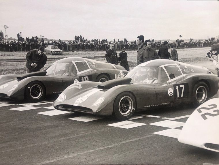 El Huayra/Ford Nº17 con Pascualini en la grilla de Rafaela 1969.
