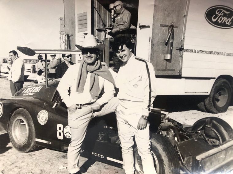 Oscar Dambrosio (Ford) y Pascualini, piloto oficial de la marca en 1969.