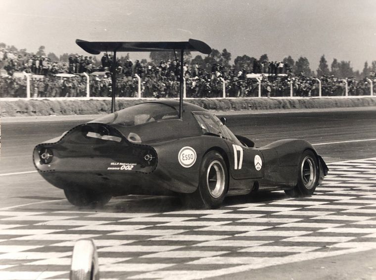 FOTO: Oscar Dambrosio (Ford) y Pascualini, piloto oficial de la marca en 1969.