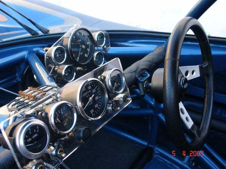 Interior del Huayra Ford con volante a la derecha.