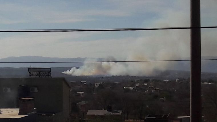 Bomberos combaten un incendio en Bialet Massé
