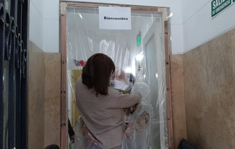 Kity abrazó a su madre, de 92 años.