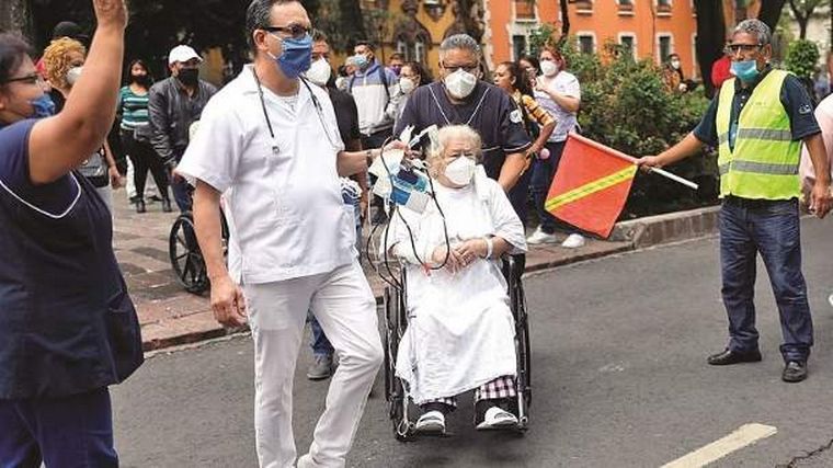 Evacúan hospitales en México.