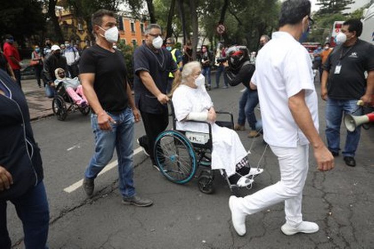 Evacúan hospitales en México.