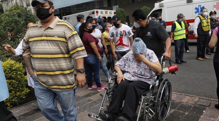 Evacúan hospitales en México.