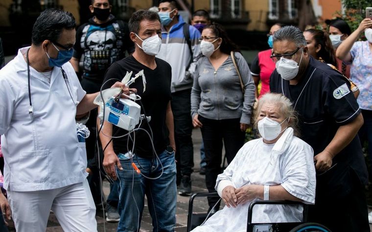 FOTO: Evacúan hospitales en México.