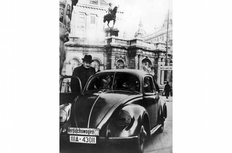 El ingeniero Porsche y uno de los prototipos durante el desarrollo