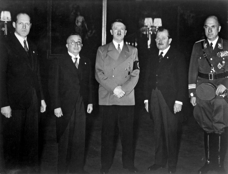 Hitler con Willy Messerschmitt, Ernst Heinkel, Ferdinand Porsche y Fritz Todt