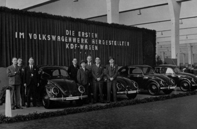 Las primeras unidades del Volkswagen, antes de que la fábrica esté lista