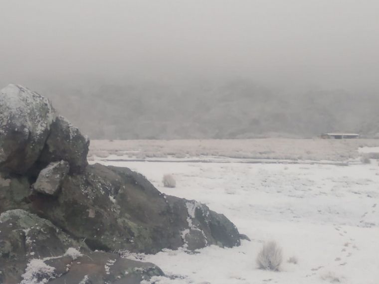 FOTO: Un manto blanco cubrió a distintas zonas de las sierras. Foto: Oscura Overa