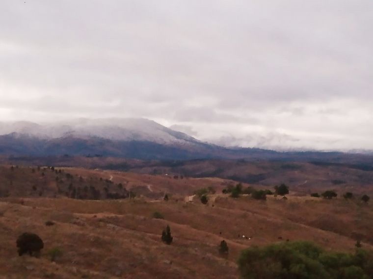 FOTO: Un manto blanco cubrió a distintas zonas de las sierras. Foto: Oscura Overa