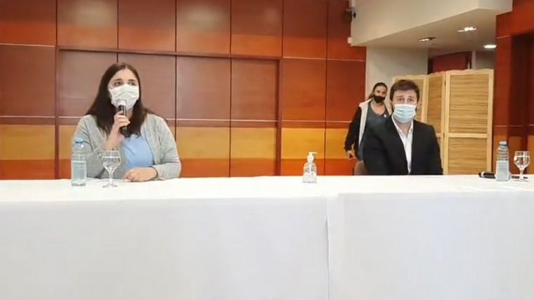 La directora del hospital municipal y el intendente dieron una conferencia de prensa.