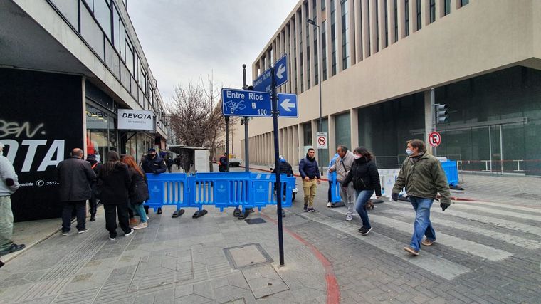Estrictos controles con vallados en el micro centro de Córdoba.