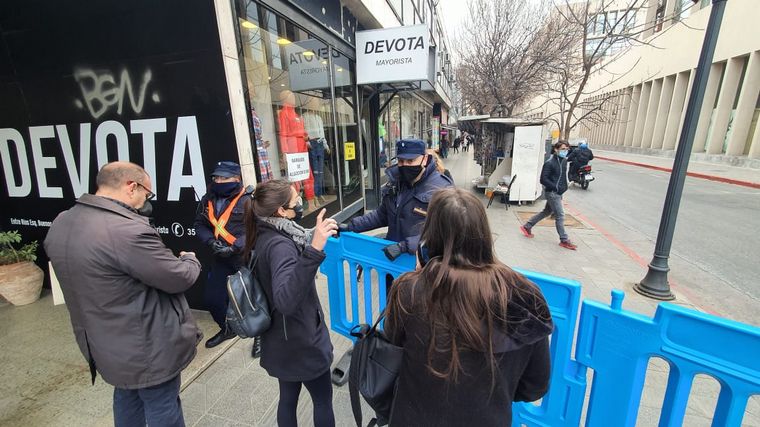 Estrictos controles con vallados en el micro centro de Córdoba.