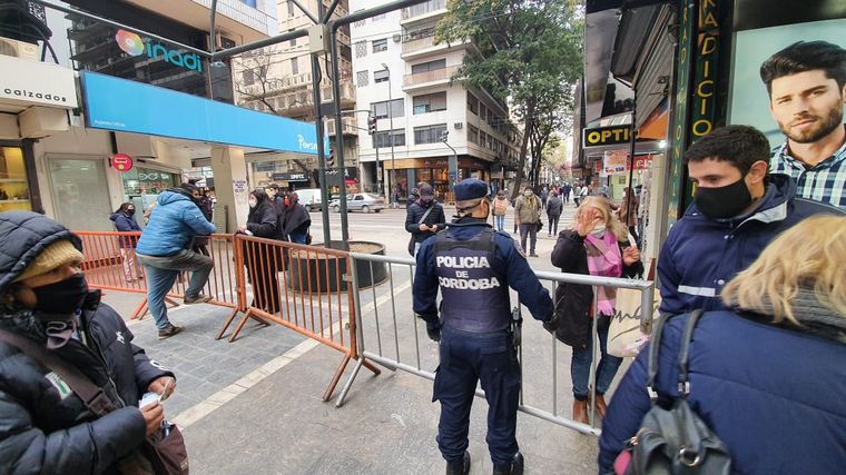 Estrictos controles con vallados en el micro centro de Córdoba.
