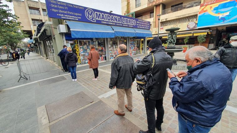 Estrictos controles con vallados en el micro centro de Córdoba.