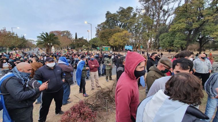 Manifestantes se cruzaron en el Parque Sarmiento por la bandera LGBTIQ+.