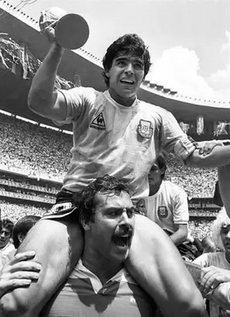 Un hincha santafesino llevó a Maradona en andas tras el título en el 86.