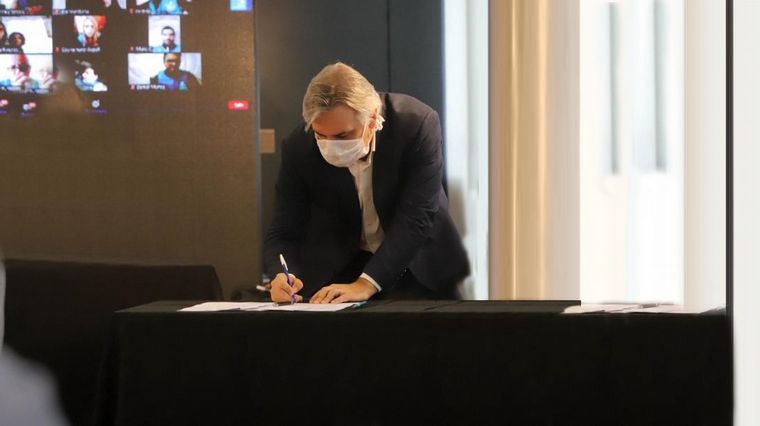 El Gabinete de Llaryora tuvo su primera baja.