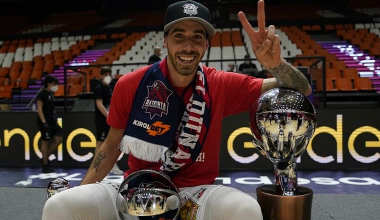 El argentino Luca Vildoza, héroe.