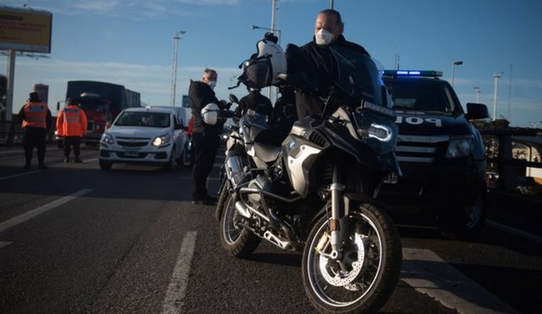 Berni se sube a la moto tras indignarse por el control en el puente La Noria.